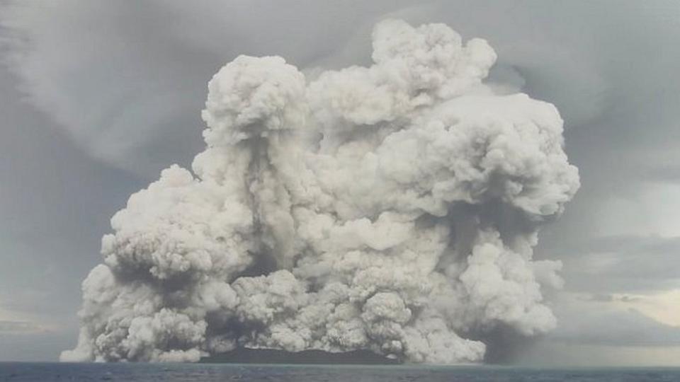 Una erupción se produce en el volcán submarino Hunga Tonga-Hunga Ha'apai frente a Tonga, el 14 de enero de 2022 en esta captura de pantalla obtenida de un video de las redes sociales.