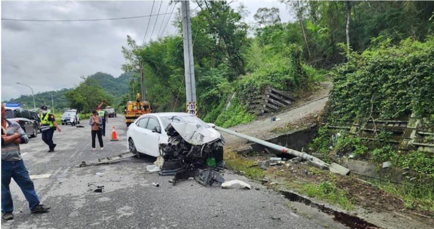 轎車自撞電線桿，20歲女乘客不幸身亡。（圖／翻攝畫面）