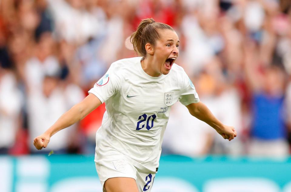 Ella Toone celebra tras abrir el marcador para Inglaterra (The FA via Getty Images)