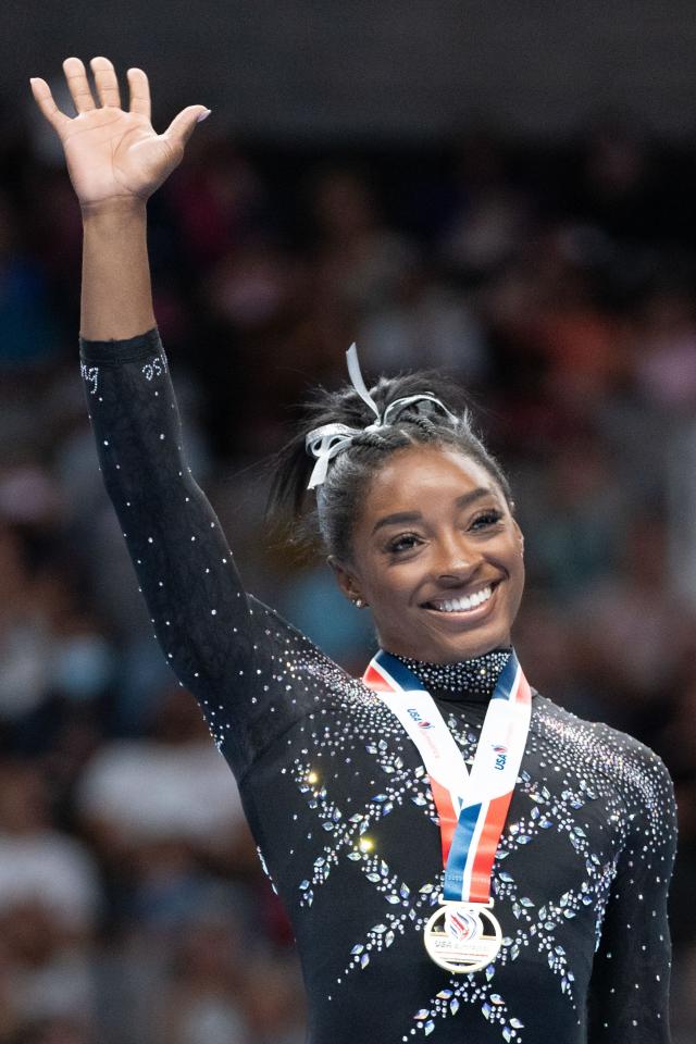 Simone Biles leads U.S. women to seventh consecutive team title at  gymnastics world championships - CBS News