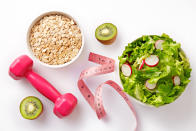 <p>„Im Prinzip ja: Gemüse und Obst haben eine geringere Energiedichte, sie machen mit weniger Kalorien schneller satt als etwa Brot mit fetter Salami“, so die Verbraucherschützer. Von stark verarbeiteten pflanzlichen Lebensmitteln, wie etwa Veggie-Schnitzeln, raten sie bei einer Diät jedoch ab. Die seien oft wahre Kalorienbomben und somit nicht geeignet, um Gewicht zu verlieren.<br> (Bild: gettyimages) </p>