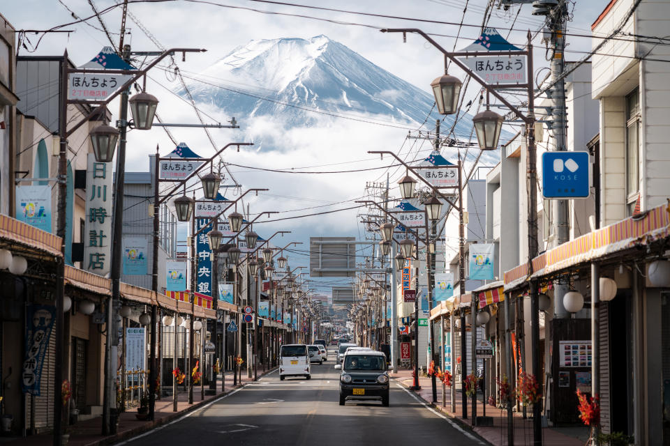 日本富士山登山季才剛開始，不到半個月，就傳出4人死亡。靜岡縣警方在社群媒體X上緊急呼籲，登山前務必查看天氣預報，若天候不佳，請取消登山。圖為日本山梨縣富士山街景。（示意圖／Getty Images）