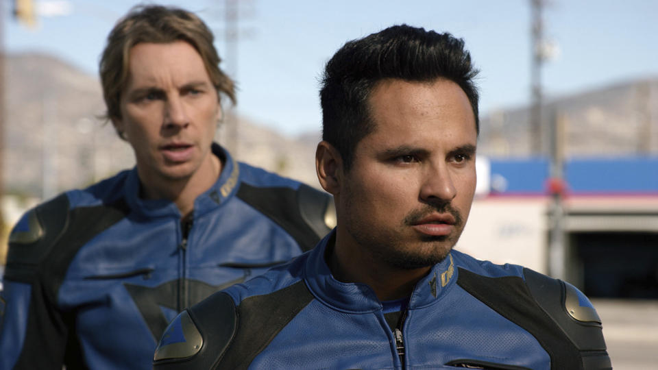 Michael Peña, frente, y Dax Shepard en una escena de "CHiPS" en una imagen proporcionada por Warner Bros. (Warner Bros via AP)