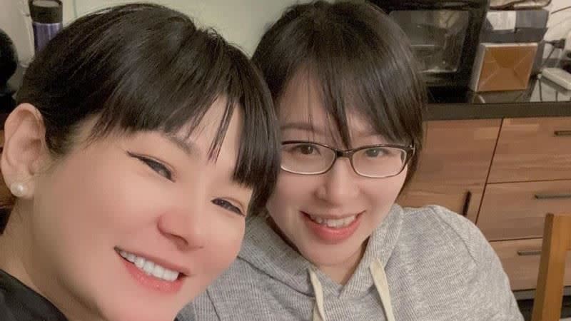 &#x005c48;&#x004e2d;&#x006046;&#x007684;&#x008001;&#x005a46;Vicky(&#x005de6;)&#x00627f;&#x008afe;&#x006703;&#x007167;&#x009867;Patty&#x003002;(&#x005716;/&#x007ffb;&#x00651d;&#x0081c9;&#x0066f8;&#x00ff09;