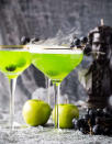<p>Force est de constater que la couleur joue pour beaucoup dans un cocktail d’Halloween. Ici, le vert irréel de cette création à la vodka est obtenu grâce à différentes liqueurs à base de pomme, qu’on peut recréer aisément en ajoutant une à deux gouttes de colorant alimentaire vert dans sa boisson.</p><p>Découvrez <a href="https://theseasidebaker.com/poison-apple-halloween-cocktail/" rel="nofollow noopener" target="_blank" data-ylk="slk:la recette;elm:context_link;itc:0;sec:content-canvas" class="link ">la recette</a></p><br>
