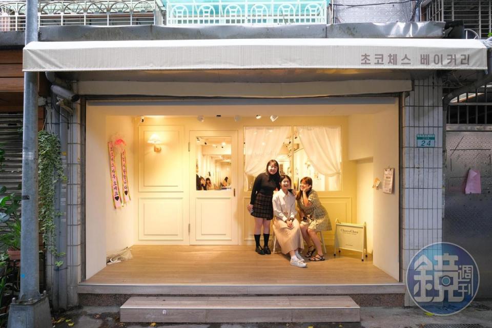 「ChocoChez Bakery」門口吸引喜愛韓國流行文化的可愛少女來拍照。