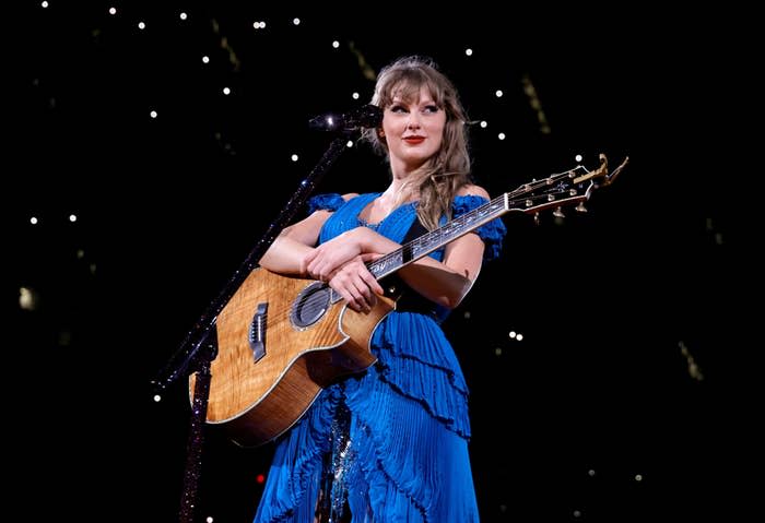 Taylor Swift onstage plsying the guitar