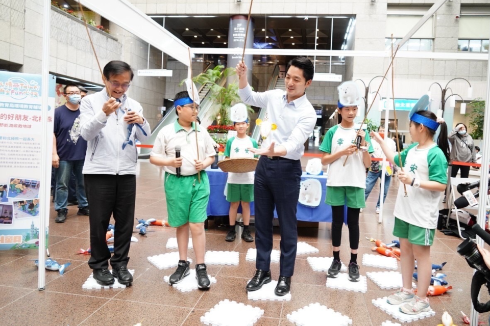 臺北市長蔣萬安、教育局長湯志民與學生同樂