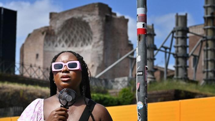 Mujer se abanica en Roma - 14 de julio