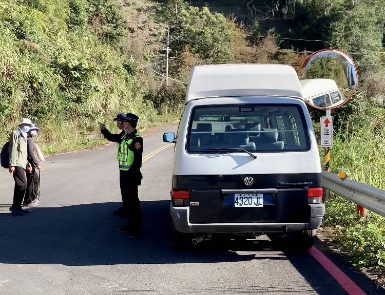 春節櫻花乍現，雄警加強連續假期交通疏導管制。（記者蔣謙正攝）