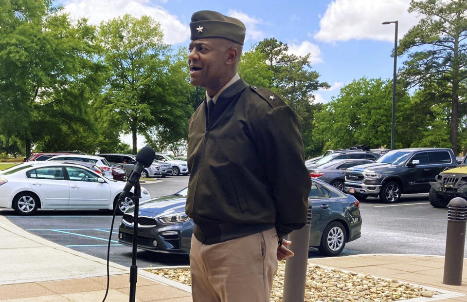 El general brigadier Milford Beagle, comandante del Fuerte Jackson, habla ante los medios sobre el incidente del recluta Jovan Collazo, quien secuestró un autobús escolar en Carolina del Sur.  (Stephen Fastenau/The Post And Courier via AP)