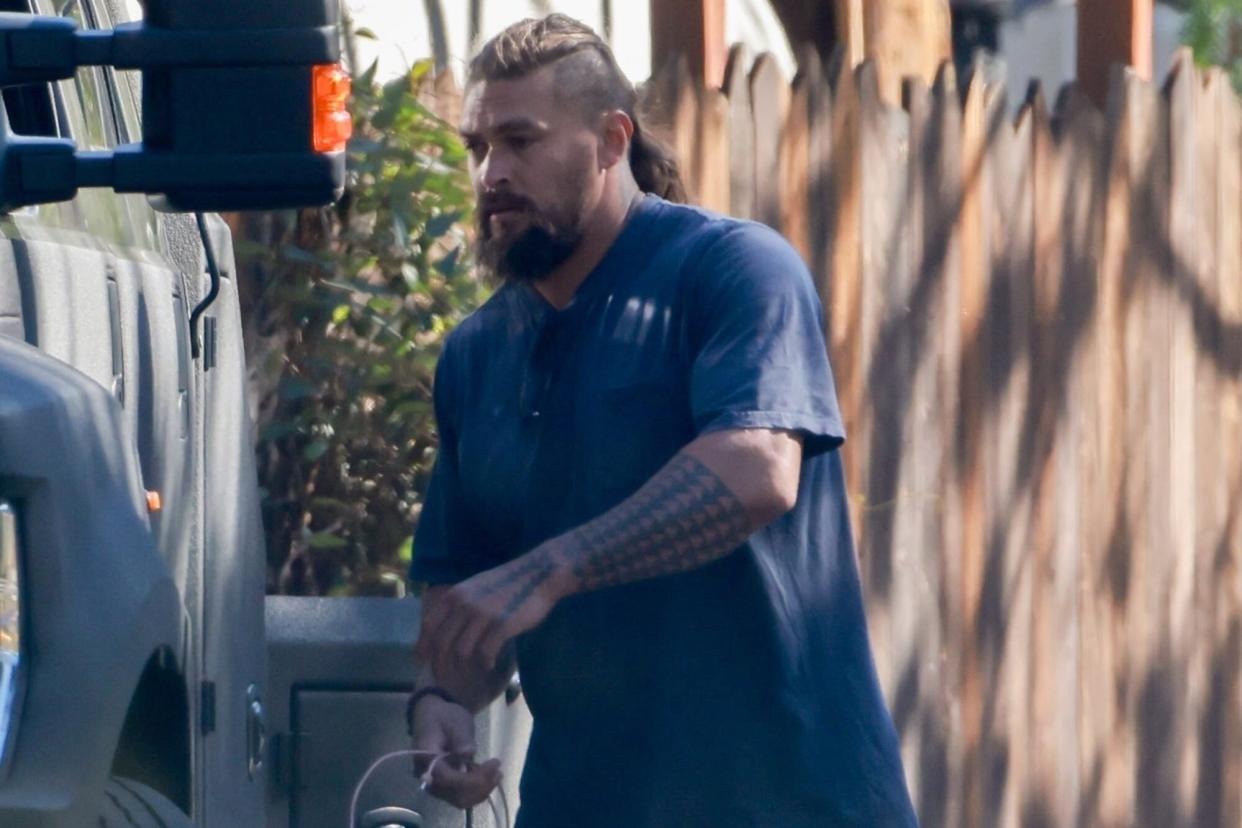 Malibu, CA - *EXCLUSIVE* - Actor Jason Momoa loads his $400k Super Duty truck with a Christmas tree and delivers it to his ex-wife Lisa Bonet's house. Pictured: Jason Momoa BACKGRID USA 19 DECEMBER 2022 BYLINE MUST READ: RMBI / BACKGRID USA: +1 310 798 9111 / usasales@backgrid.com UK: +44 208 344 2007 / uksales@backgrid.com *UK Clients - Pictures Containing Children Please Pixelate Face Prior To Publication*