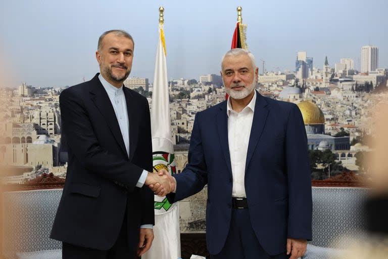 El ministro de Asuntos Exteriores Hossein Amir Abdollahian reunido con el líder de Hamás con sede en Qatar, Ismail Haniyeh, en Doha.