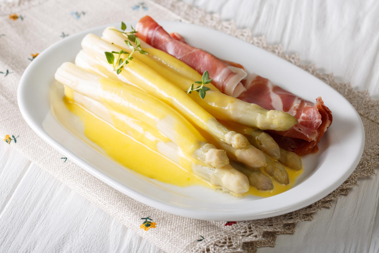 Spargel ist ein deutscher Klassiker: Am liebsten mit Sauce Hollondaise und Schinken. (Bild: Getty Images)