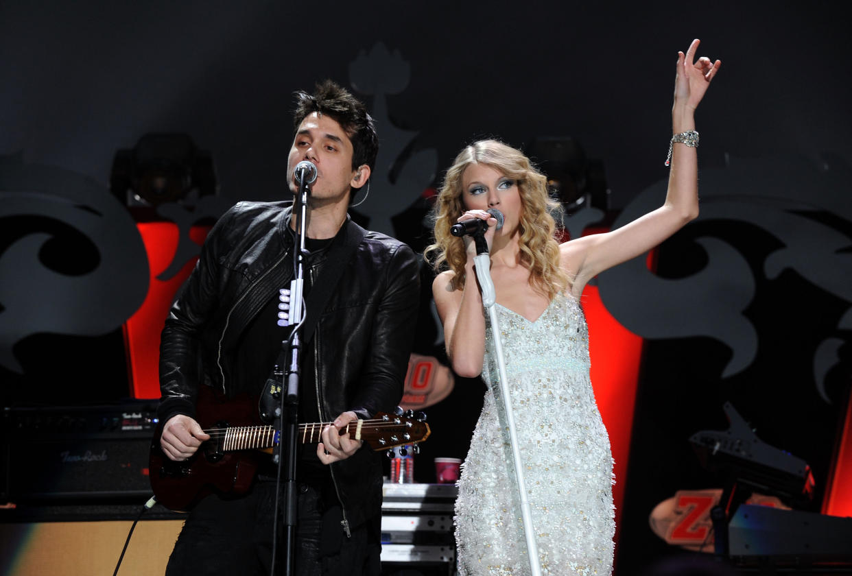 John Mayer and Taylor Swift perform onstage during Z100's Jingle Ball 2009 presented by H&M at Madison Square Garden on December 11, 2009 in New York City. (Photo by Theo Wargo/WireImage)