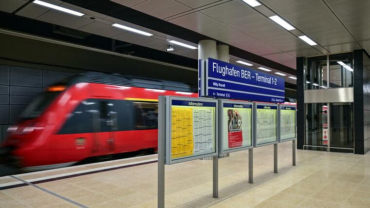 Ein Zug der Deutschen Bahn fährt in den Bahnhof unter dem Terminal 1 ein. Foto: dpa