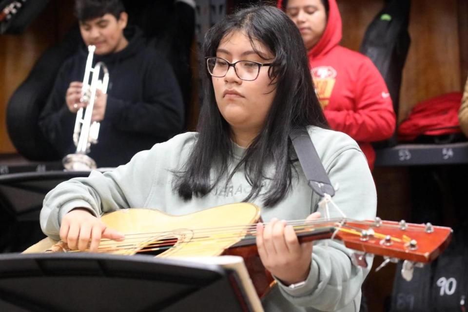 Orosi High School Mariachi Cardenal guitarrón player Allison Girón during the mariachi class on Wednesday, March 15, 2023. María G. Ortiz-Briones/mortizbriones@vidaenelvalle.com