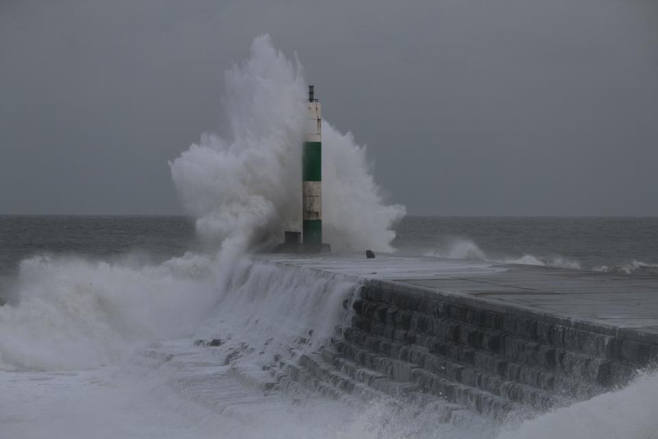 Aberystwyth Wales UK weather 28th September 2023 . Storm Agnes sweeps across Wales and the rest of the UK overnight, gale force winds reaching 80mph hit hard endangering life and property with big waves smashing the sea defences at high tide. Credit : mikedavies/Alamy Live News