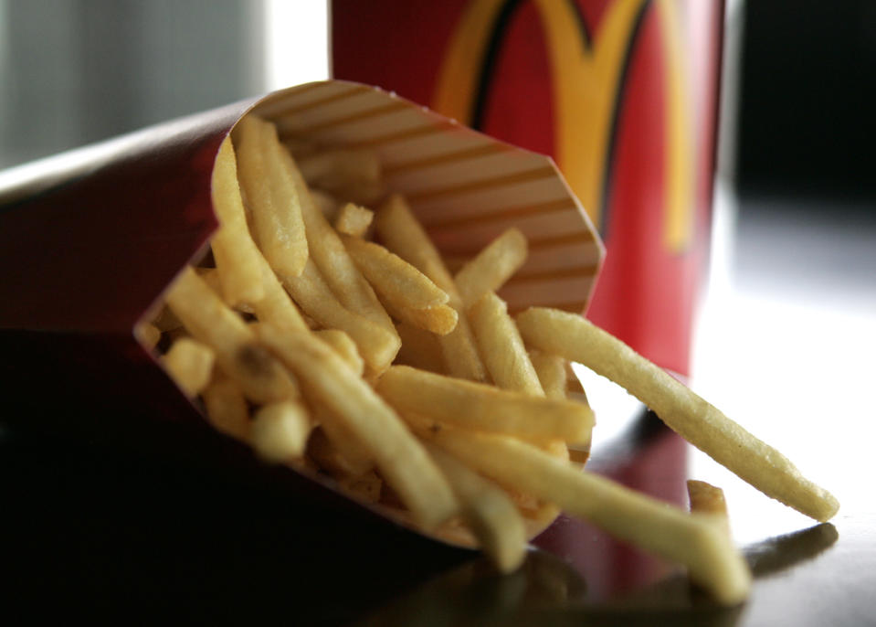 A large order of McDonald's french fries is shown May 22, 2008. McDonald's has switched to cooking oils free of trans fats in all of its restaurants in the United States and Canada, Chief Executive Jim Skinner said on Thursday.  REUTERS/Sam Mircovich    (UNITED STATES)