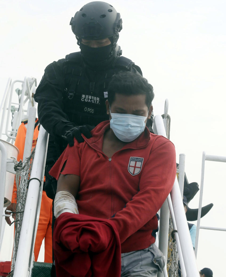 東港籍漁船穩鵬號2月在模里西斯海域發生海上喋血案，海巡署巡護八號馳援7000公里3月初扣押菲籍凶嫌，18日押返高雄，將移送屏東地檢署偵辦。（中央社）