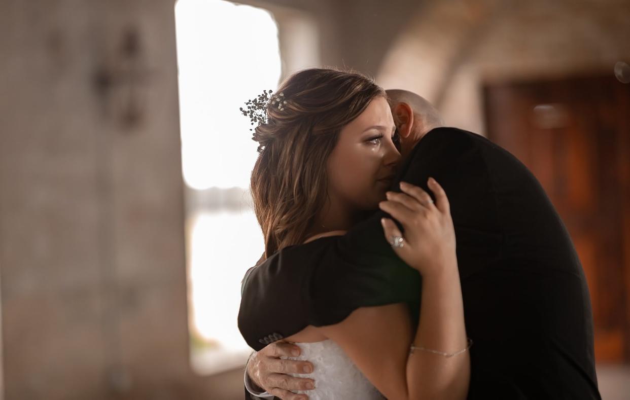 Nicole Halbert shared images of her daughters dressed as brides dancing with their terminally-ill father. Two (Chubbycheek Photography/Supplied) https://www.facebook.com/1468195153/posts/10220740104440314?sfns=mo