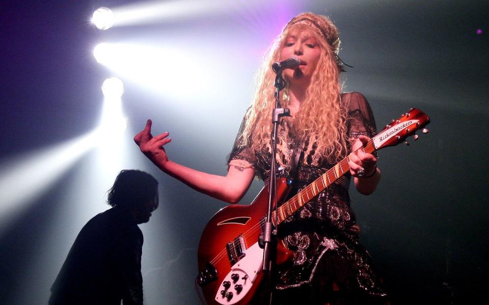 Die heute 59-jährige Courtney Love war mit ihrer Band Hole auch am Grunge-Trend beteiligt. Die Band existiert noch immer, von neuen Projekten ist jedoch nichts bekannt. Sie war die Ehefrau von Kurt Cobain und machte bis zuletzt durch zahlreiche Skandale auf sich aufmerksam. Vor wenigen Jahren bekannte sie, Nirvanas Song "Heart-Shaped Box" sei ein Liebeslied für ihre Vagina gewesen. (Bild: Vittorio Zunino Celotto/Getty Images)