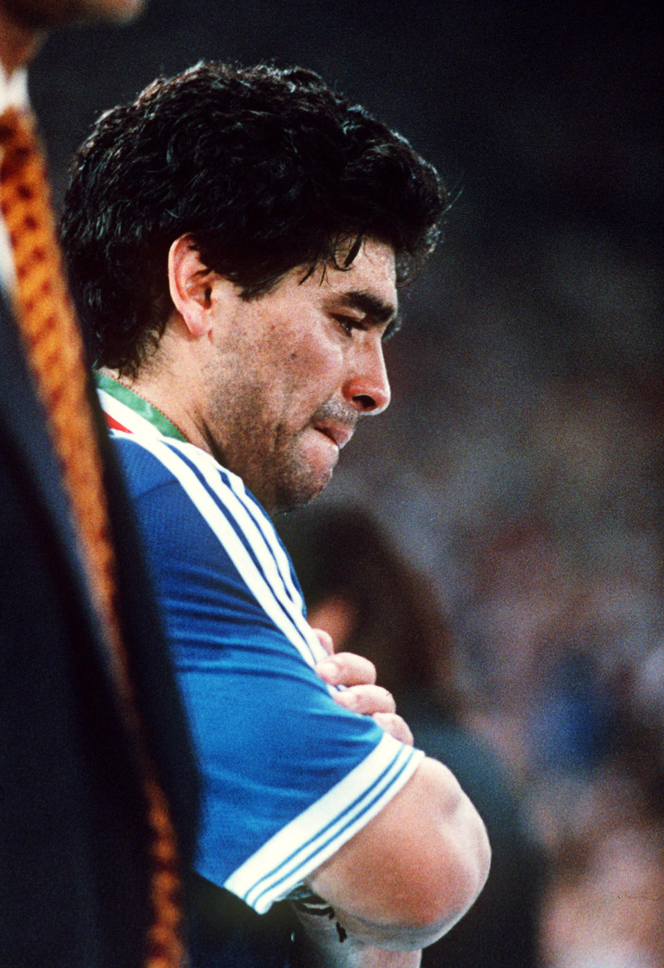 El argentino llora en la banda tras perder la final del Mundial de Italia 90 frente a Alemania. (Foto: Staff / AFP / Getty Images).