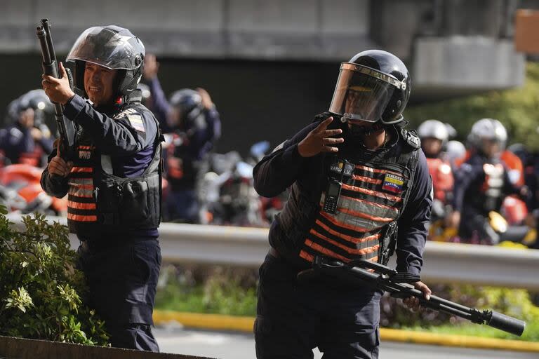 La policía se enfrenta a manifestantes en Caracas.