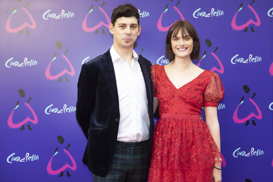 Matt Richardson et Sam Rollinson arrivent pour la première mondiale de Cendrillon au Gillian Lynne Theatre, dans le centre de Londres.  La soirée d'ouverture de la production d'Andrew Lloyd Webber a été reportée lorsqu'un membre de la distribution a été testé positif au Covid-19.  Date de la photo : mercredi 25 août 2021.