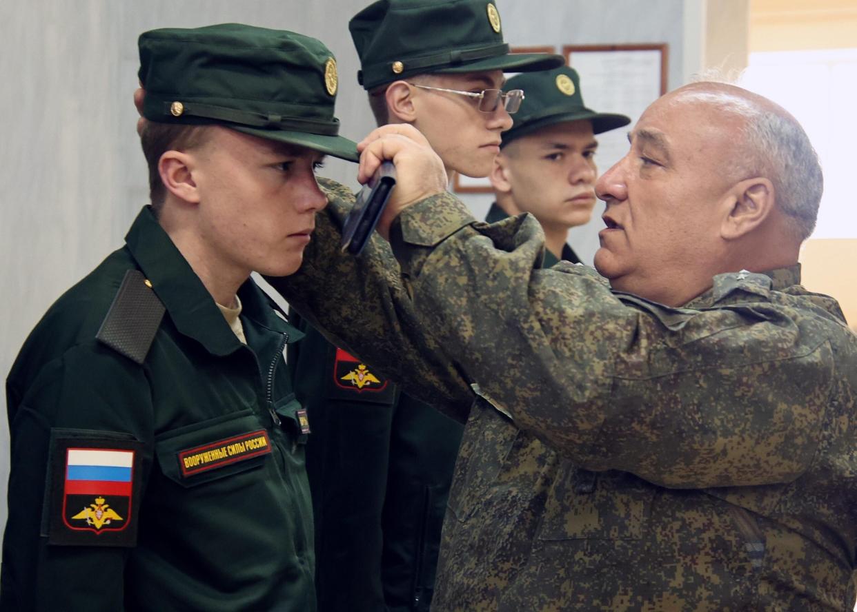 Frühjahrseinberufung in der Region Rostow. Wehrpflichtige am Sammelplatz des Militärkommissariats, bevor sie an den Ort des Militärdienstes geschickt werden. - Copyright: picture alliance / Sipa USA | Kommersant Photo Agency