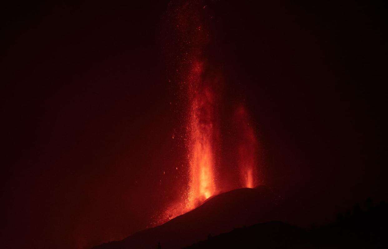 L'éruption du Cumbre Vieja, photographiée de nuit le dimanche 26 septembre 2021 - Désirée Martin - AFP