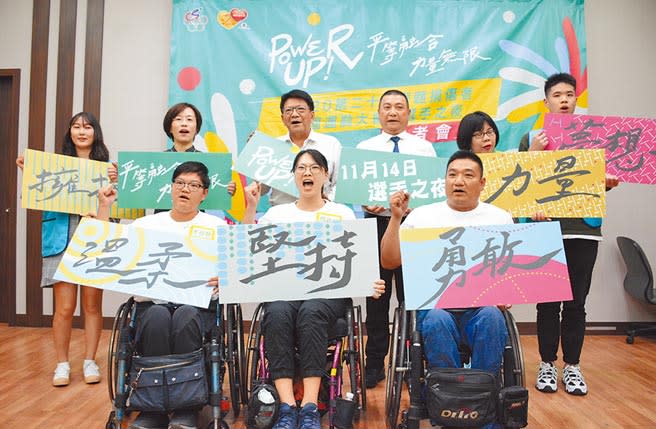 脊髓損傷者全國運動大會14日起於屏東市仁愛國小舉辦，為迎接超過400位運動員，屏東縣政府以全中運規格，以「POWER UP平等融合力量無限」為主軸，設計主視覺、拍攝宣導影片，打造溫馨共融選手之夜。（林和生攝）