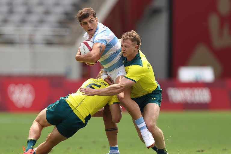 Luciano González es tackleado por Lachie Miller durante el partido que disputan Argentina y Australia en debut del Seven en Tokio 2020.