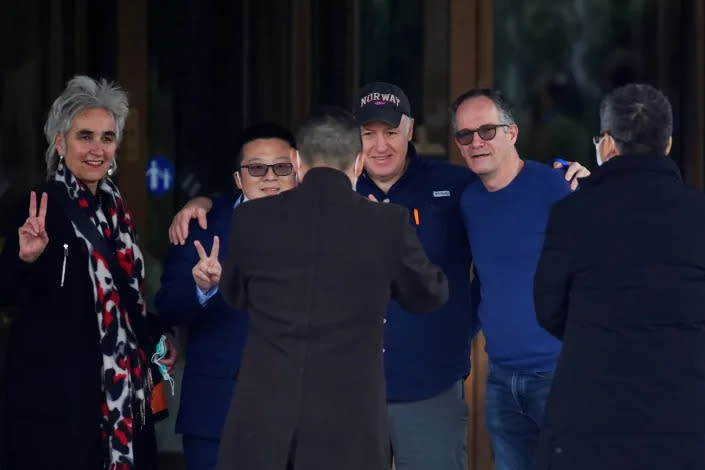 Peter Ben Embarek, Peter Daszak und Marion Koopmans, Mitglieder des WHO-Teams, das mit der Untersuchung der Herkunft von COVID beauftragt war, in einem Hotel in Wuhan im Jahr 2021. (Aly Song/Reuters)