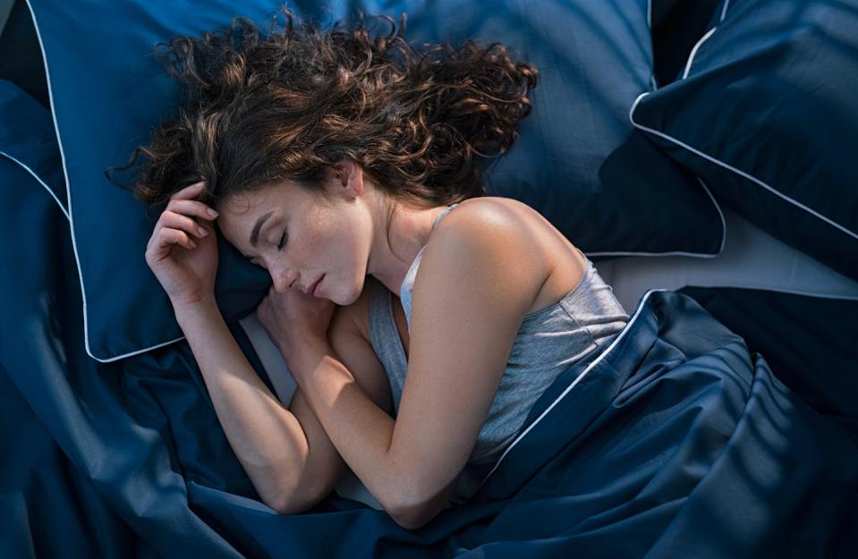 Son muchos los problemas de salud que se asocian a una mala calidad del sueño o a dormir menos de lo que necesitamos. Ground Picture / Shutterstock