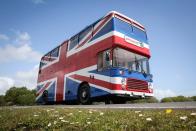 El bus de dos plantas y con la bandera de la Union Jack se encuentra disponible en la plataforma de apartamentos turísticos Airbnb y puede ser reservado para las noches del 14 y el 15 de junio. (Foto: <a href="http://www.airbnb.co.uk/rooms/34270765?guests=1&adults=1&sl_alternate_dates_exclusion=true&source_impression_id=p3_1557931335_xqvRpDwmFxJ4lfxF&irgwc%5B%5D=1&irgwc%5B%5D=1&irclid%5B%5D=0phX9dyuexyJUdYwUx0Mo3EzUkl3jl3lh00wyA0&irclid%5B%5D=0Ed0FRyPnxyJUdYwUx0Mo3EzUkl3vPXlmR9ZR80&ircid%5B%5D=4560&ircid%5B%5D=4560&c%5B%5D=Skimbit%2C%20Ltd._290446&c%5B%5D=Skimbit%2C%20Ltd._290446&af%5B%5D=126295512&af%5B%5D=126295512" rel="nofollow noopener" target="_blank" data-ylk="slk:Airbnb;elm:context_link;itc:0;sec:content-canvas" class="link ">Airbnb</a>).