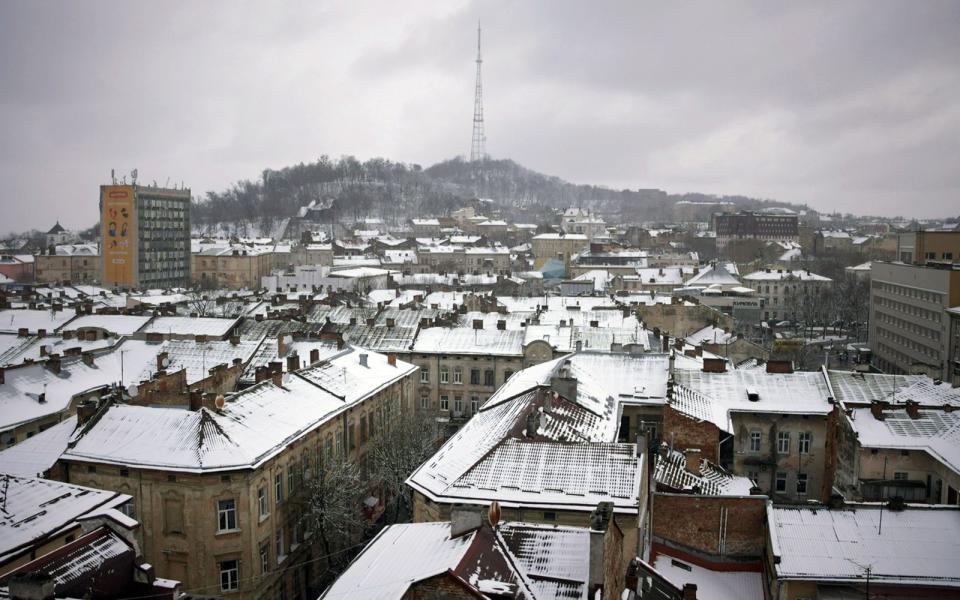Im Winter wird in der westukrainischen Stadt Lwiw die Stromversorgung unterbrochen. Tagelang müssen die Bewohner ohne Strom, Wasser und Wärme auskommen. (Bild: ARTE/Carl Gierstorfer/DOCDAYS Productions)