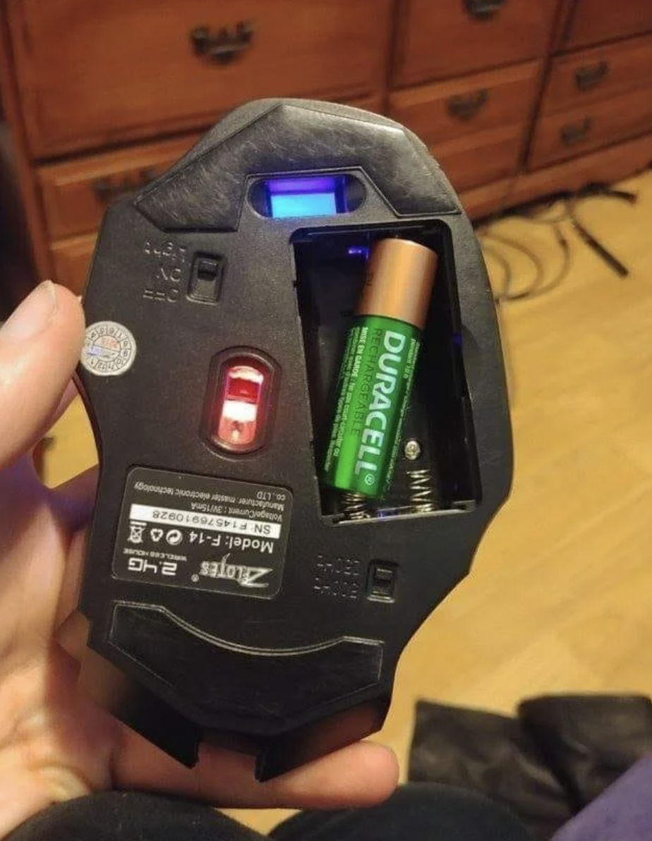 mouse working by putting only one battery in diagonally