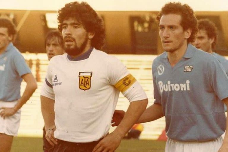 Maradona, en representación de la selección argentina, frente a sus compañeros del Napoli de aquella época; al lado del diez, Costanzo Celestini