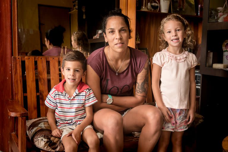 Vanina Correa, arquera de la selección Argentina, en su casa junto a sus hijos, en Rosario, en una imagen de 2020