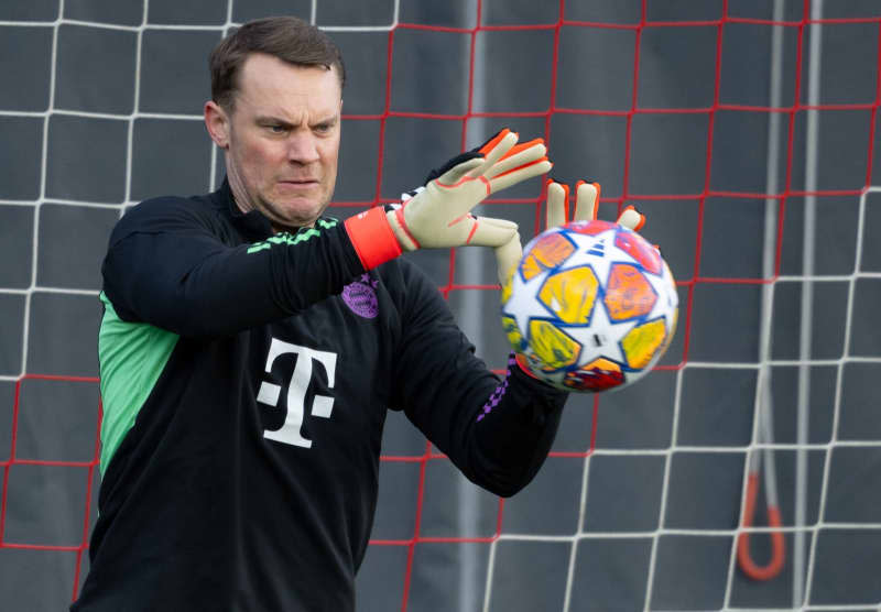 Munich's Manuel Neuer in action during FC Bayern's final training session ahead of Wednesday's UEFA Champions League round of 16 first leg soccer match against Lazio Rome, at the Saebener Strasse training ground. Sven Hoppe/dpa