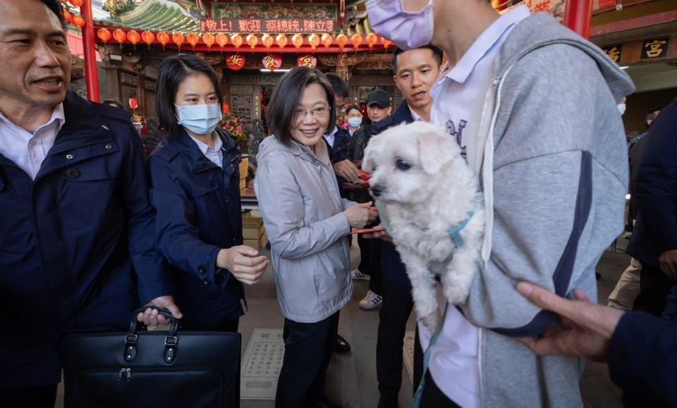 不少民眾也帶著寵物排隊領取紅包福袋，熱愛貓狗的蔡英文開心跟寵物互動。   圖：翻攝蔡英文臉書