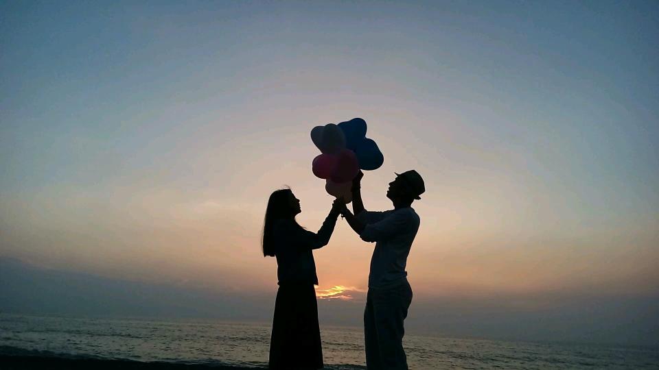 莊凱勛夫妻在海邊浪漫拍攝婚紗。（圖／翻攝自莊凱勛臉書）