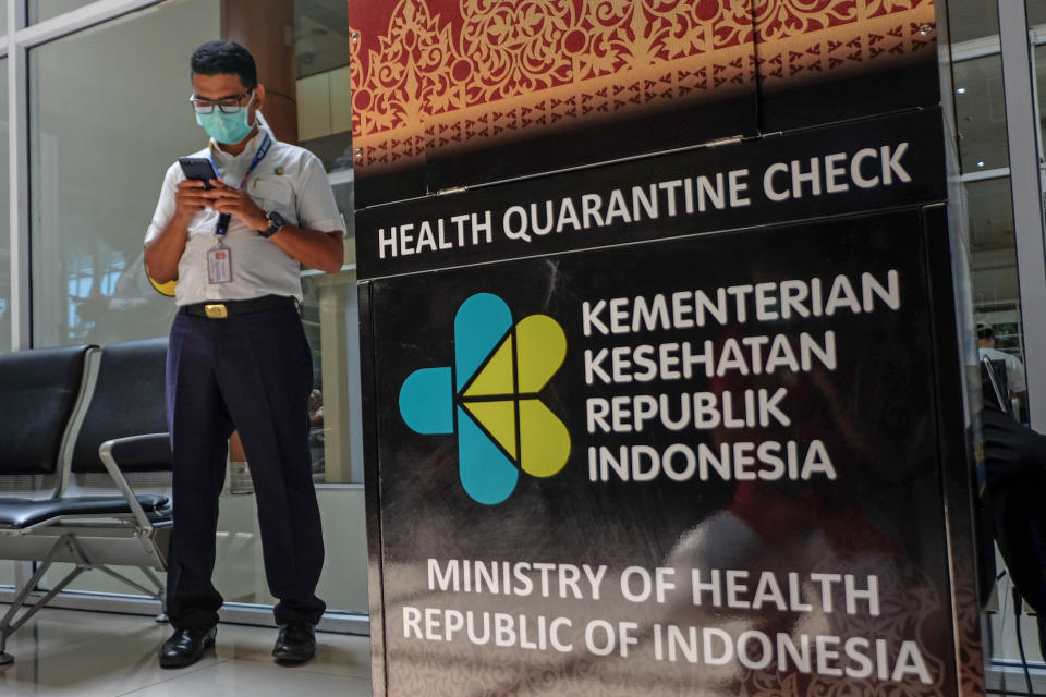 PEKANBARU, RIAU, INDONESIA - JANUARY 23: Airport operational officers are seen using a face mask to prevent Coronavirus at Sultan Syarif Kasim II airport in Pekanbaru, Riau Province, Indonesia on January 23, 2020. Coronavirus has killed nine peoples, infected hundreds of peoples and can spread. The new virus originating from Wuhan, China, appeared since December 2019 and has been terrorizing the world. (Photo by Dedy Sutisna/Anadolu Agency via Getty Images)