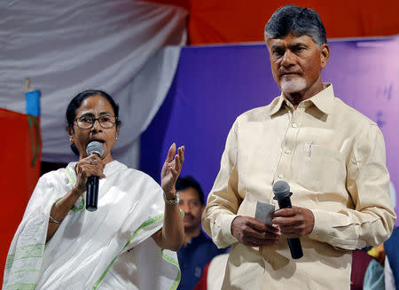 Mamata Banerjee (L), Chief Minister of the eastern state of West Bengal, flanked by N Chandrababu Naidu, Chief Minister of Andhra Pradesh, calls off sit-in protest in Kolkata, February 5, 2019. REUTERS/Rupak De Chowdhuri