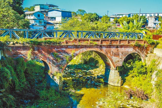 北埔鄉百年雙安橋有橋墩裸露等問題，縣府已展開緊急加固工程，保護古橋風華及通行安全。（羅浚濱攝）