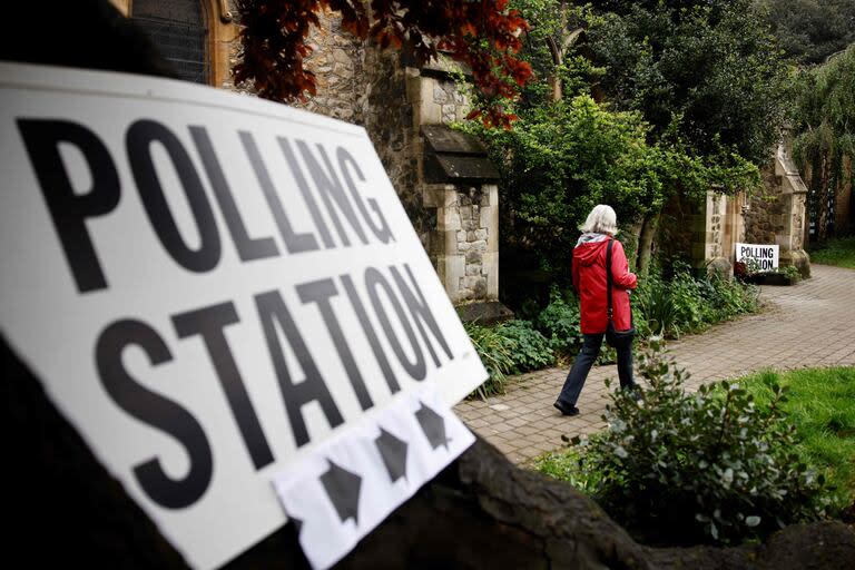 Un centro de votación en Saint Saviour Church en Chalk Farm, al norte de Londres