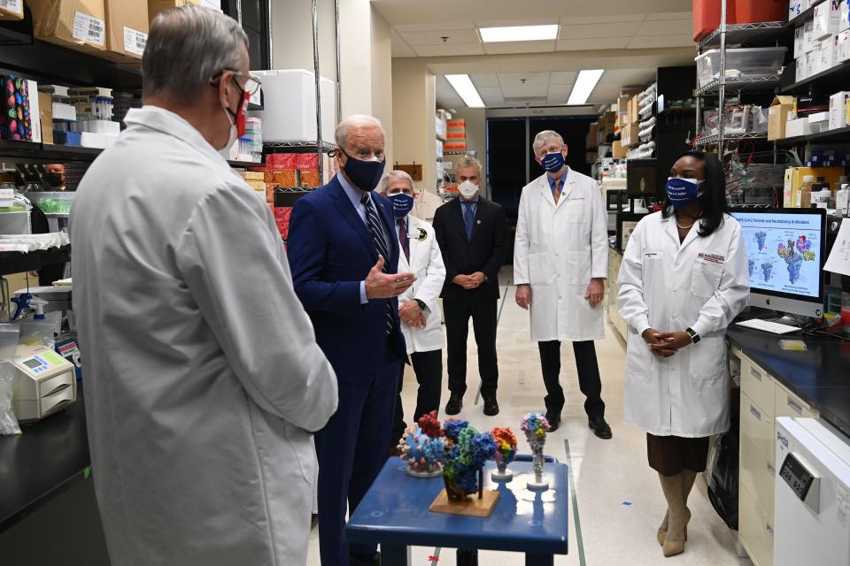 President Joe Biden tours the Viral Pathogenesis Laboratory at the National Institutes of Health on Feb. 11, flanked by Dr. Barney S. Graham, left, Dr. Anthony Fauci, White House COVID-19 coordinator Jeffrey Zients, NIH Director Francis Collins and Dr. Kizzmekia S. Corbett. (Photo: SAUL LOEB/AFP via Getty Images)