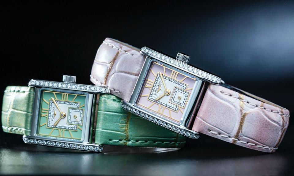 LONGINES從經典長方形錶款DolceVita演化而來的全新 Mini DolceVita 「迷你多情系列」，錶殼尺寸21.5毫米 X 29毫米，鑲鑽腕錶提供三種新式面盤搭配不鏽鋼鍊帶，以及四款彩色高級鱷魚皮革錶帶。設計來自於1920年代浪琴古董錶，並呼應當時的Art Deco裝飾藝術風格，尤其全新鍊節設計有如珠寶飾品，也大幅提升浪琴的品牌定位。（攝影：游銘元）