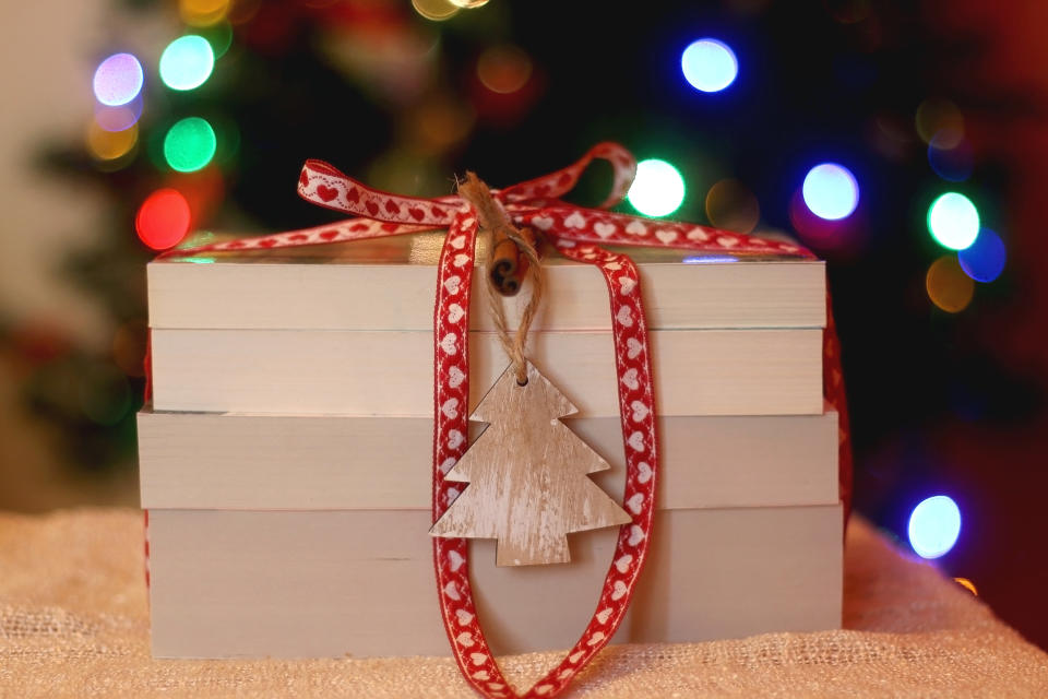 Einer der Klassiker unter den Weihnachtsgeschenken ist und bleibt ein spannendes Buch (Bild: Getty Images)
